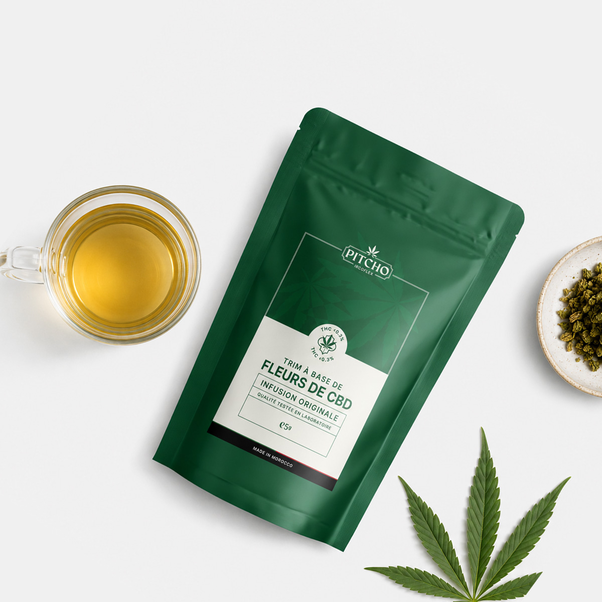 Sachet de trim de fleurs de CBD à infuser, accompagné d’une tisane