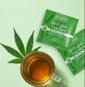 Tasse d’infusion et sachets de thé vert CBD